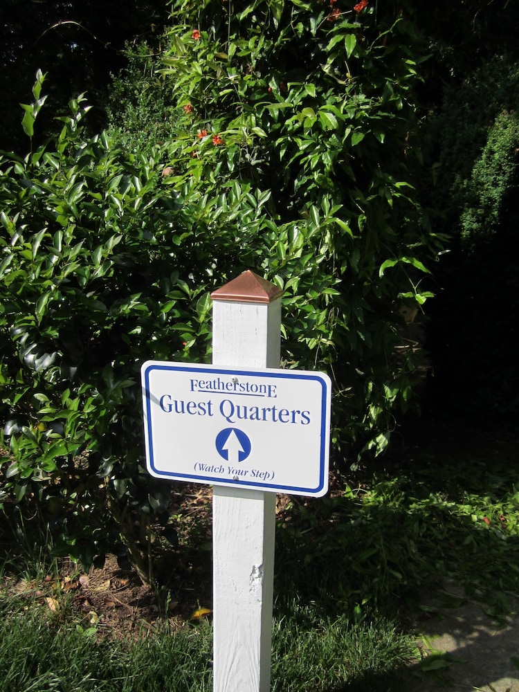 FEATHERSTONE!  Unique Cottage Getaway in Hendersonville, N.C.