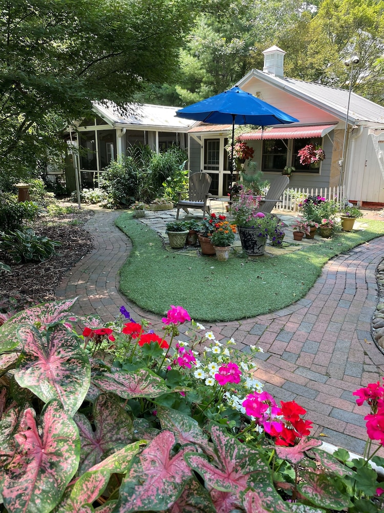 FEATHERSTONE!  Unique Cottage Getaway in Hendersonville, N.C.