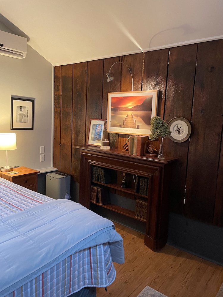 FEATHERSTONE!  Unique Cottage Getaway in Hendersonville, N.C.