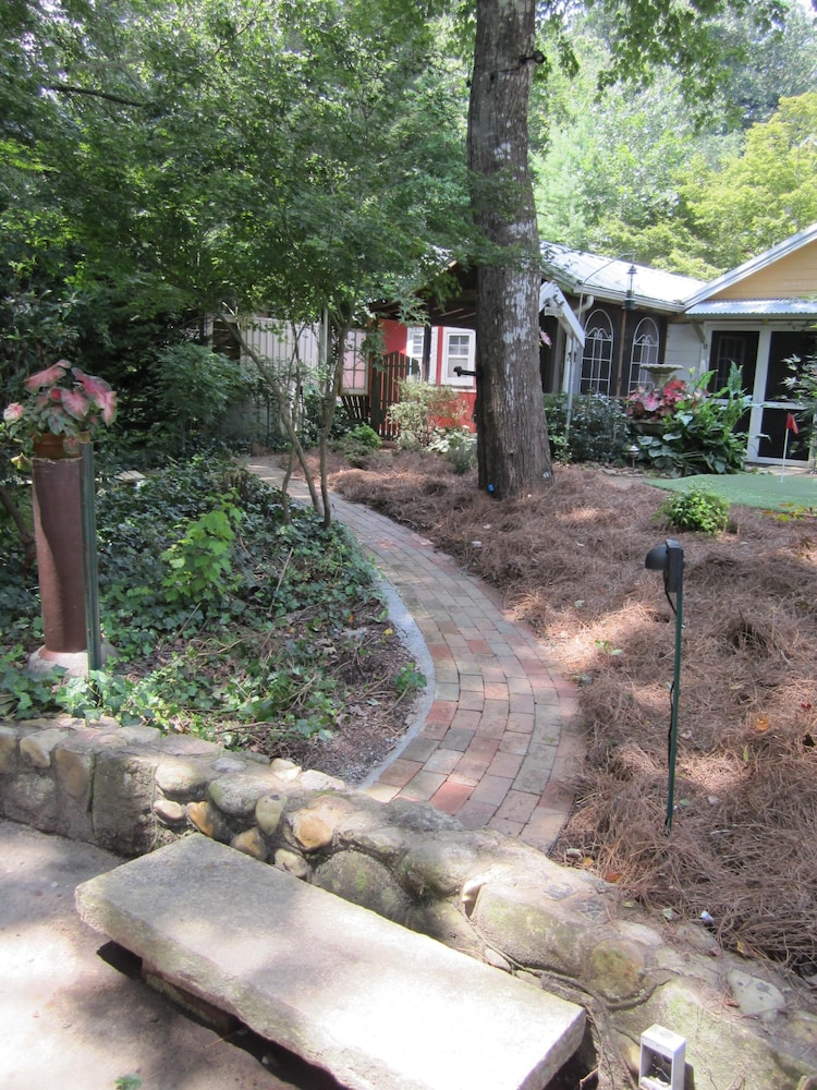 FEATHERSTONE!  Unique Cottage Getaway in Hendersonville, N.C.