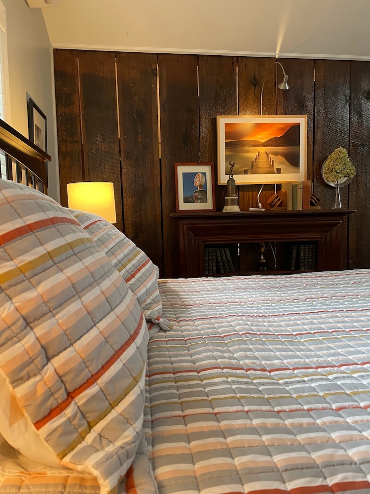 FEATHERSTONE!  Unique Cottage Getaway in Hendersonville, N.C.