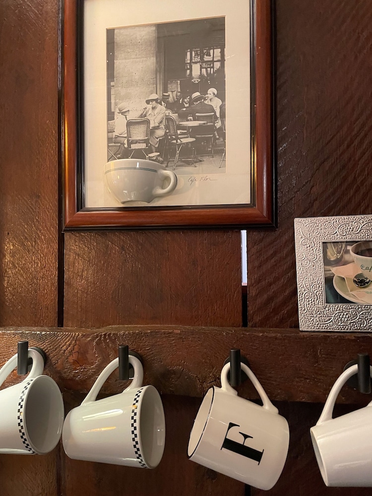 FEATHERSTONE!  Unique Cottage Getaway in Hendersonville, N.C.