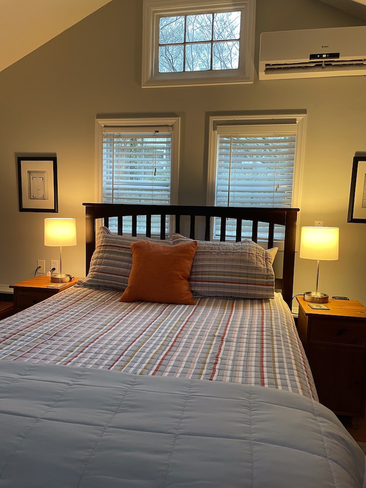 FEATHERSTONE!  Unique Cottage Getaway in Hendersonville, N.C.