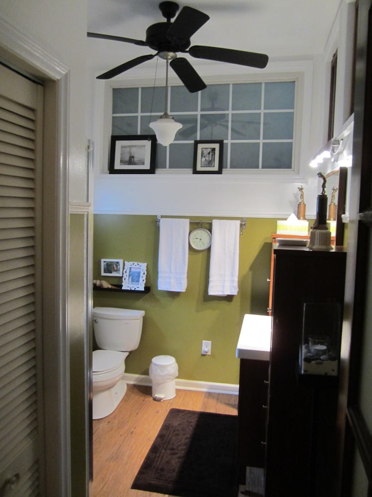 FEATHERSTONE!  Unique Cottage Getaway in Hendersonville, N.C.