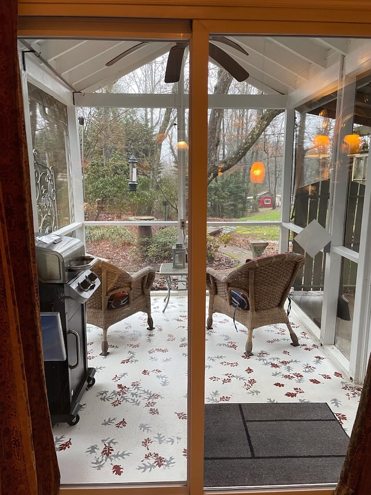 FEATHERSTONE!  Unique Cottage Getaway in Hendersonville, N.C.