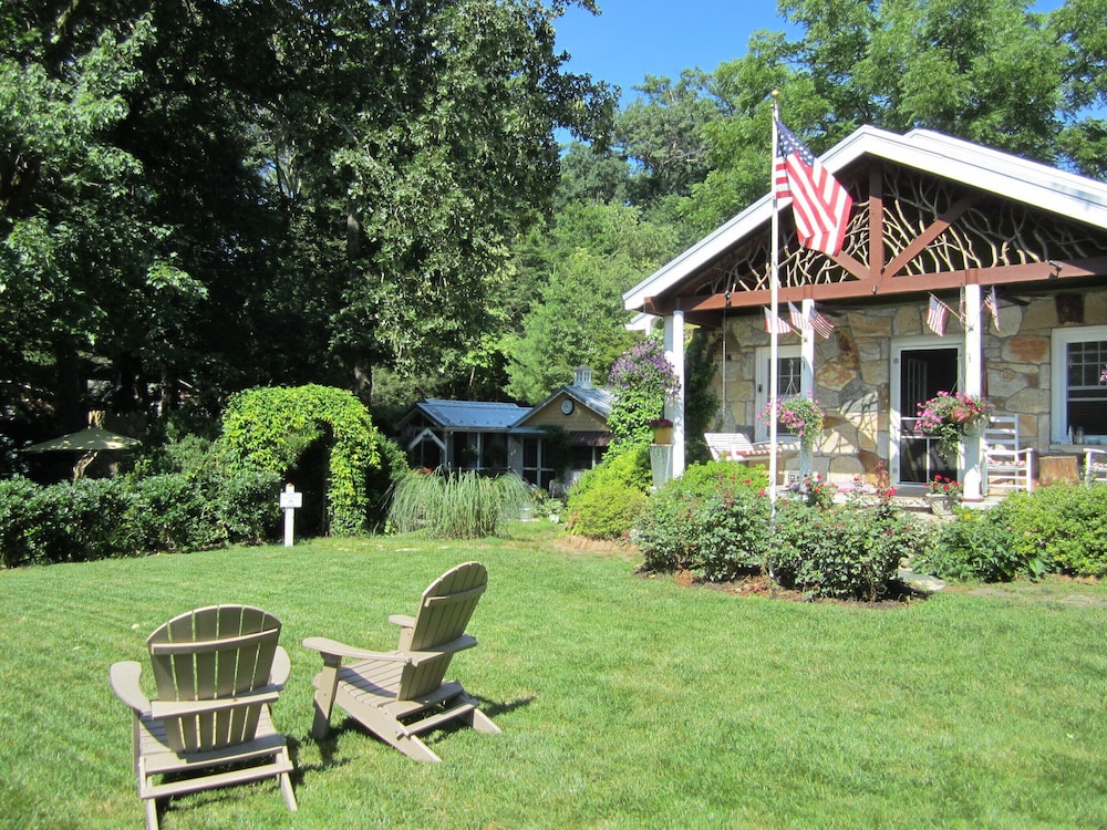 FEATHERSTONE!  Unique Cottage Getaway in Hendersonville, N.C.