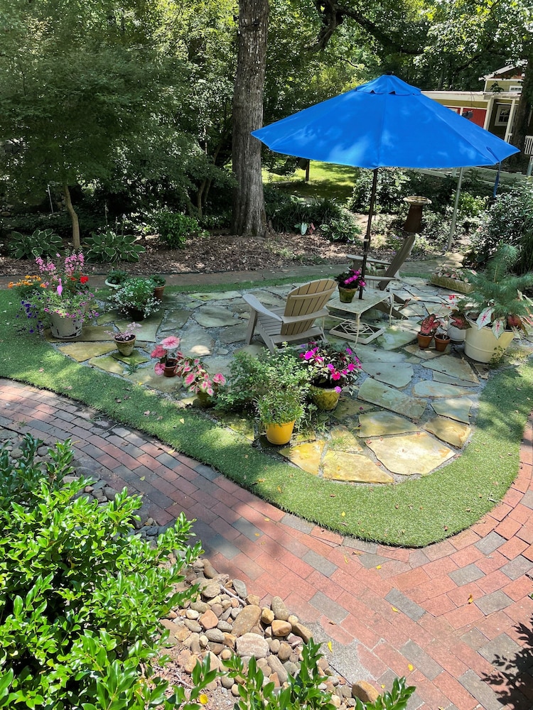 FEATHERSTONE!  Unique Cottage Getaway in Hendersonville, N.C.