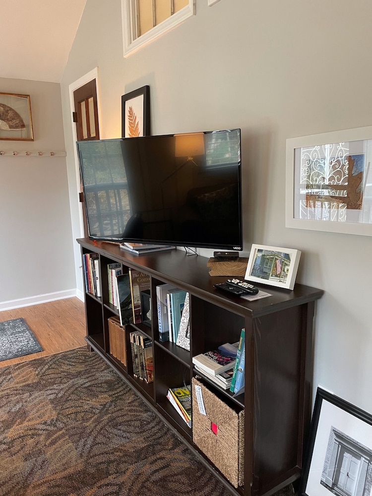 FEATHERSTONE!  Unique Cottage Getaway in Hendersonville, N.C.