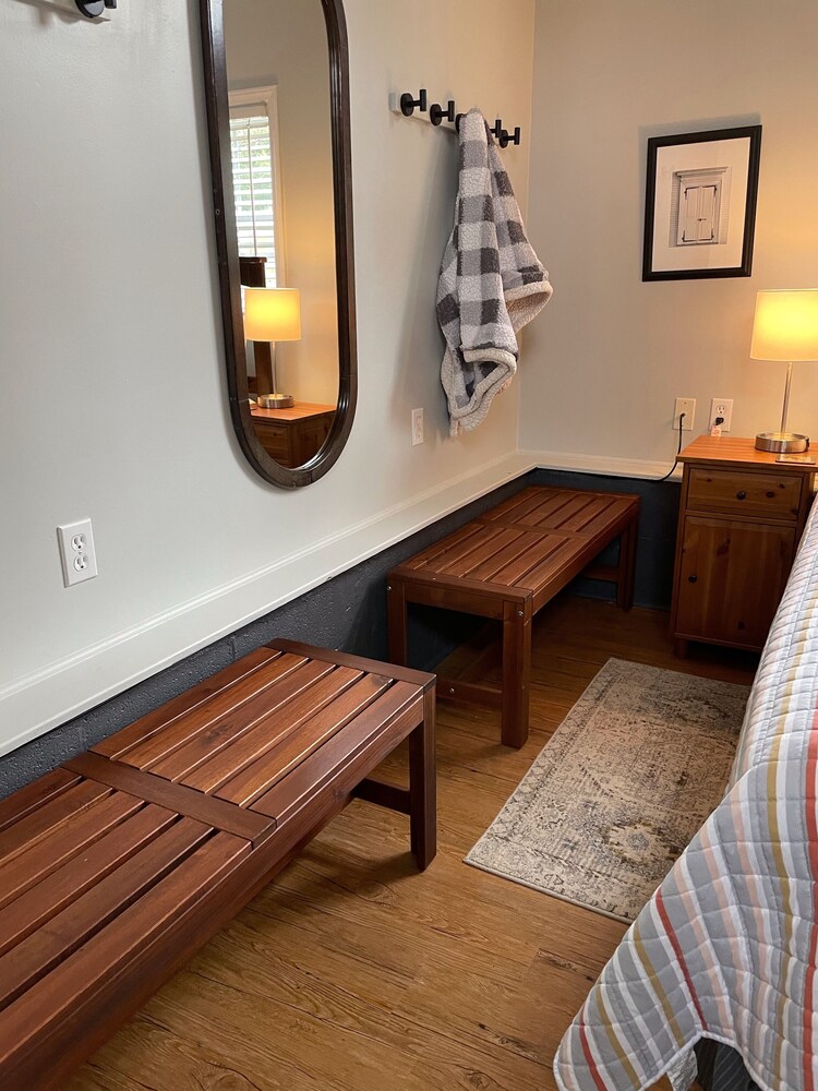 FEATHERSTONE!  Unique Cottage Getaway in Hendersonville, N.C.