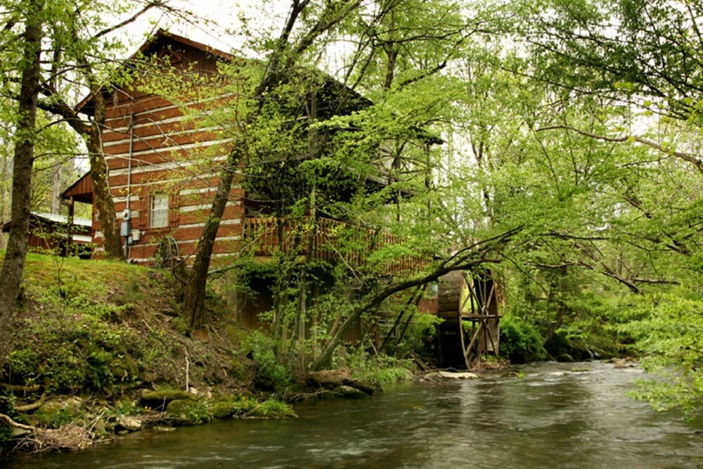 On Rushing Stream Authentic Log Cabingreat Rates In Gatlinburg