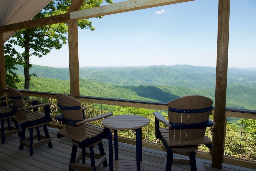 Ridge Top Cottage Near Parkway, Primland & Morrisette. Long Views, Large Deck in Floyd, United States