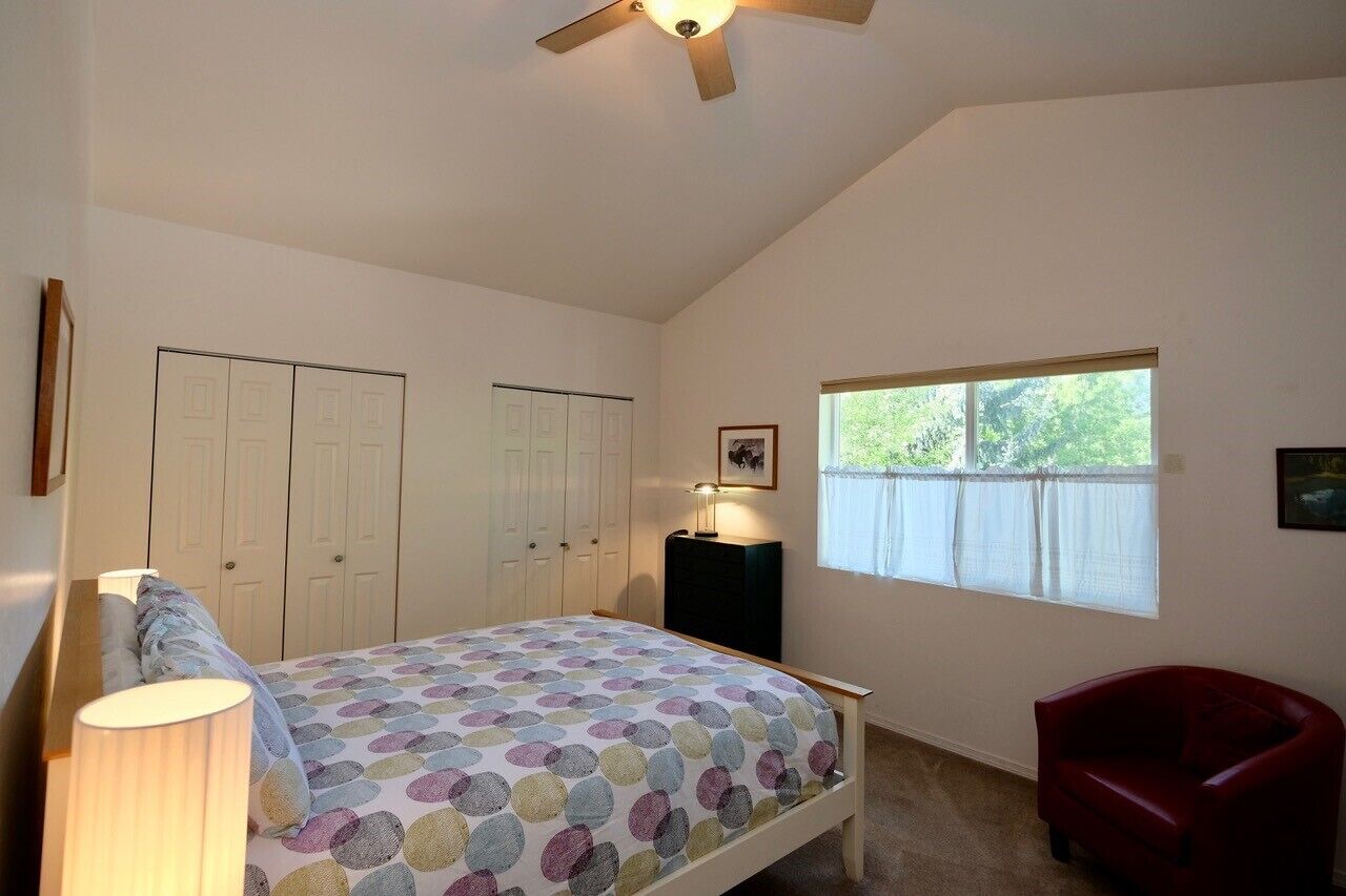 Chestnut Cottage Downtown Full Mountain View and Close to Everything!，沙斯塔山 - 美国 - 2021 优惠，点评和图片 in Mount Shasta, United States
