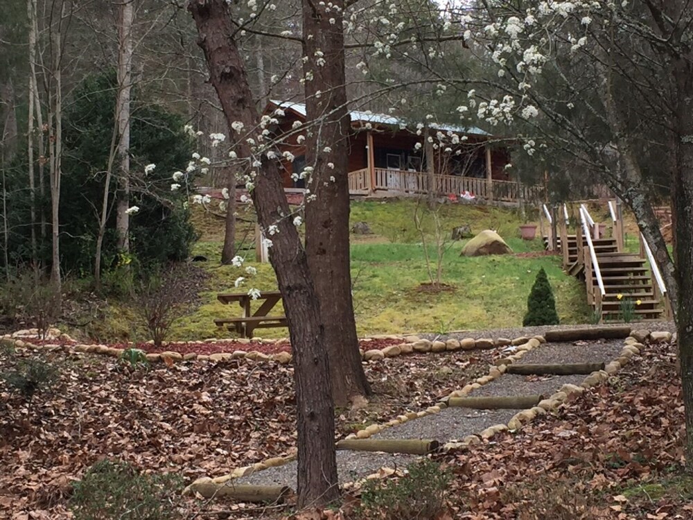 Lovely Upscale Cozy Cabin In Mint Condition Located In Quaint