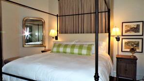 4 bedrooms, iron/ironing board, Internet, linens