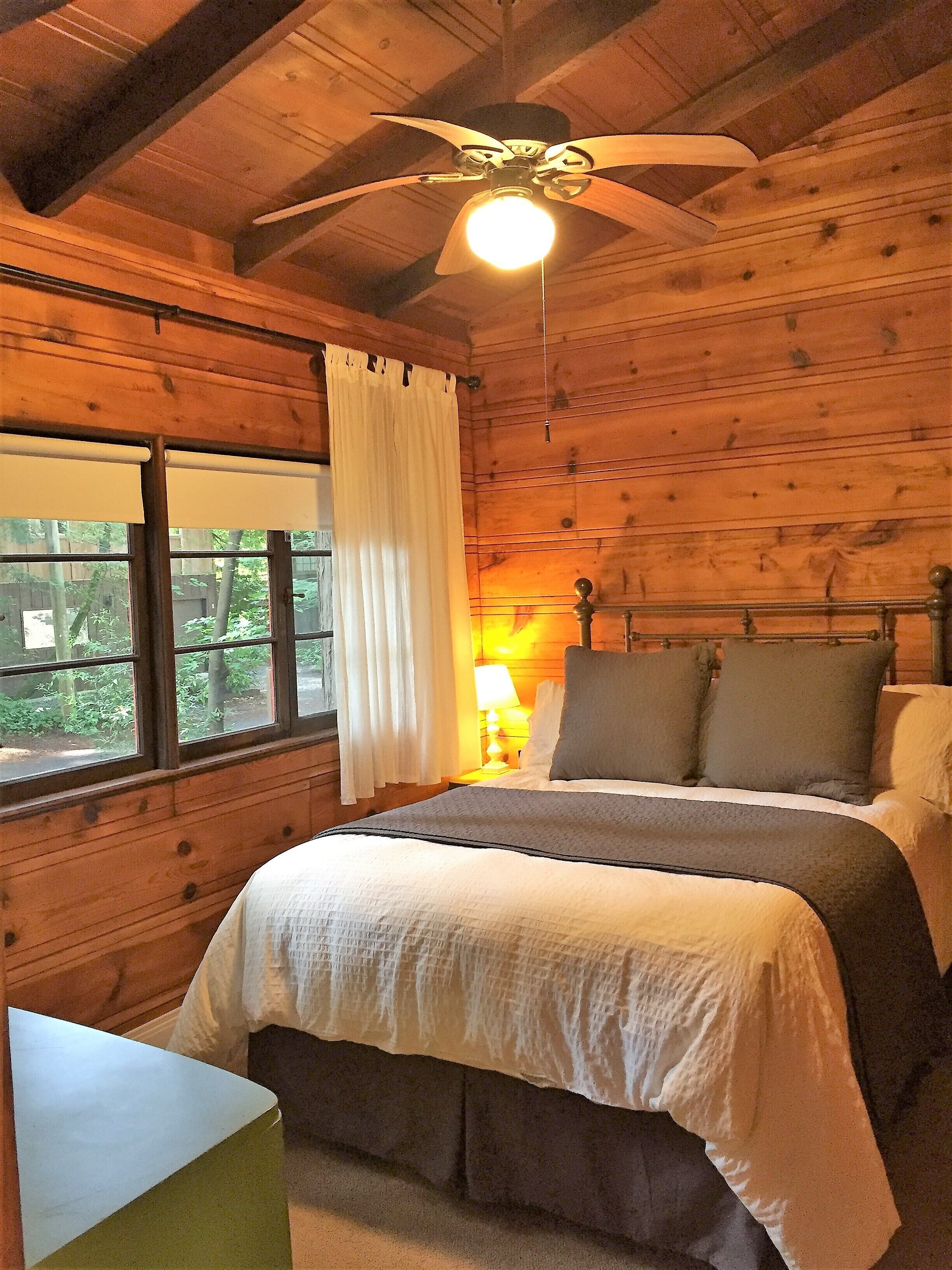 Knotty & Nice - Spa-Kayaks-Available 7/28-7/29 (2 nights) in Guerneville, United States