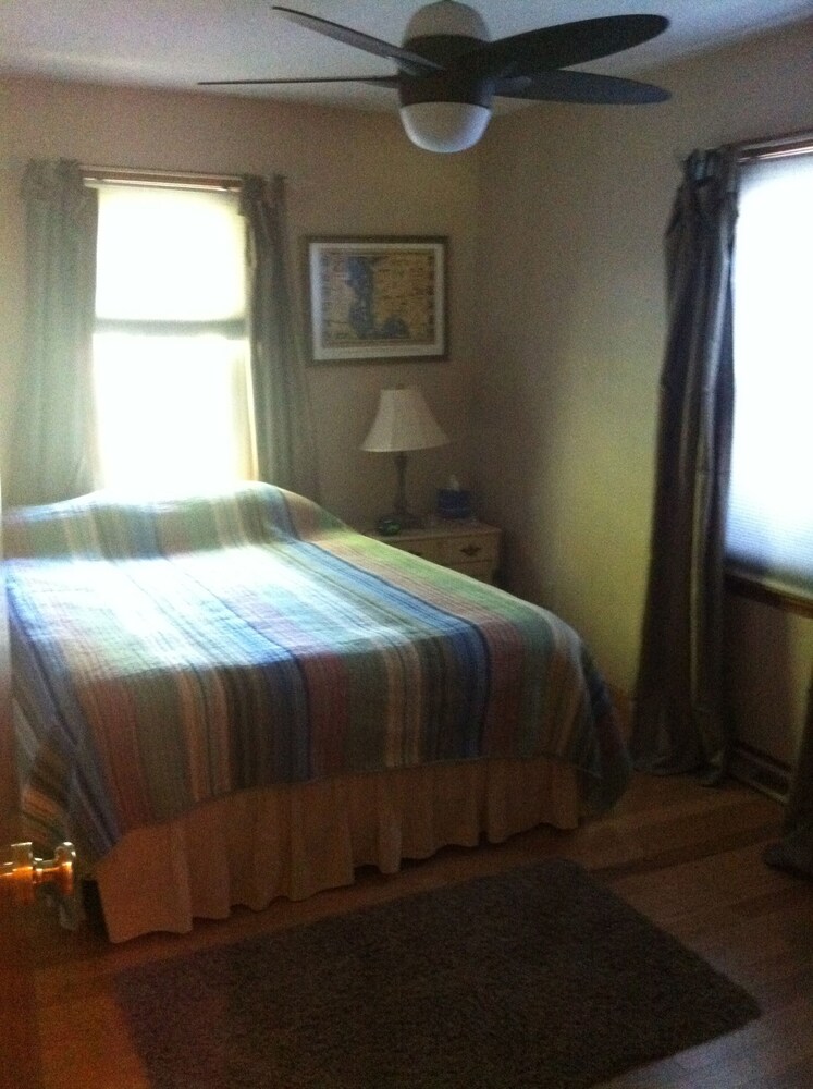 4 bedroom Lake James Cottage with sandy beach and fishing pier Angola