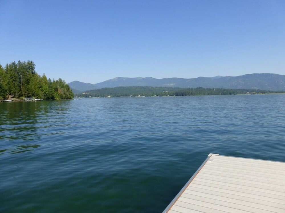 Waterfront with private deep water dock. 5 miles from Sandpoint WiFi