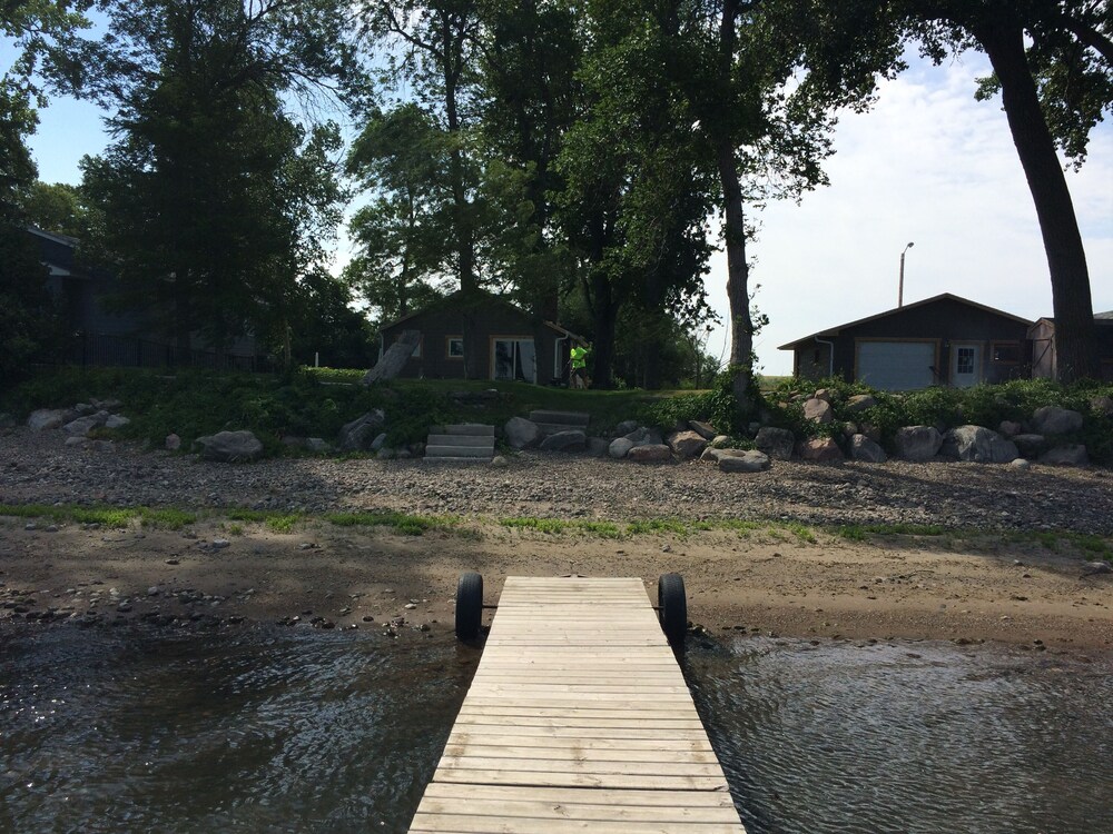 Lake Front, Farmstyle Cabin on Lake Kampeska w/ Dock & the View