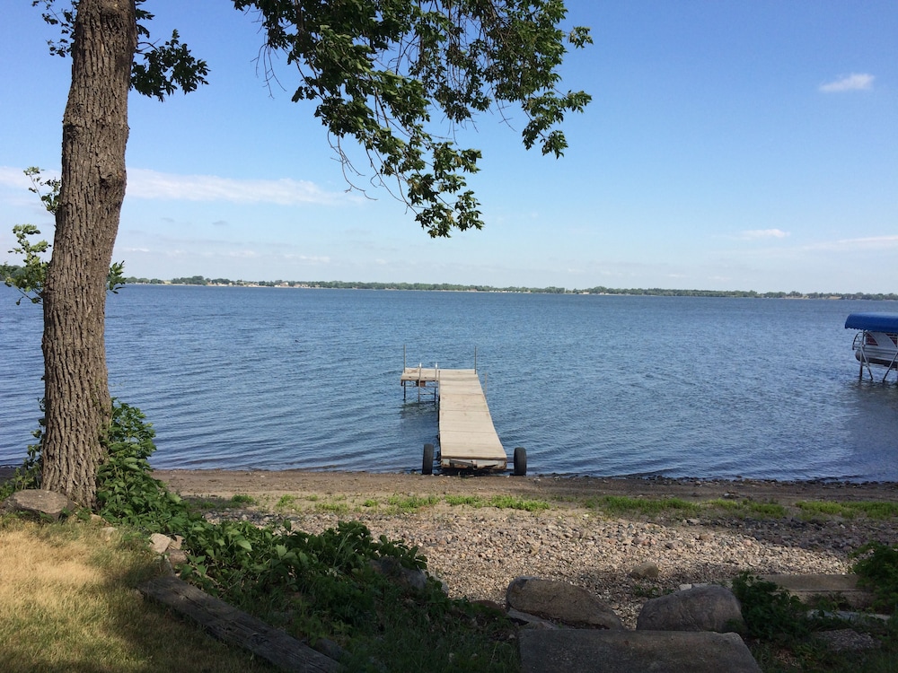Lake Front, Farmstyle Cabin on Lake Kampeska w/ Dock & the View