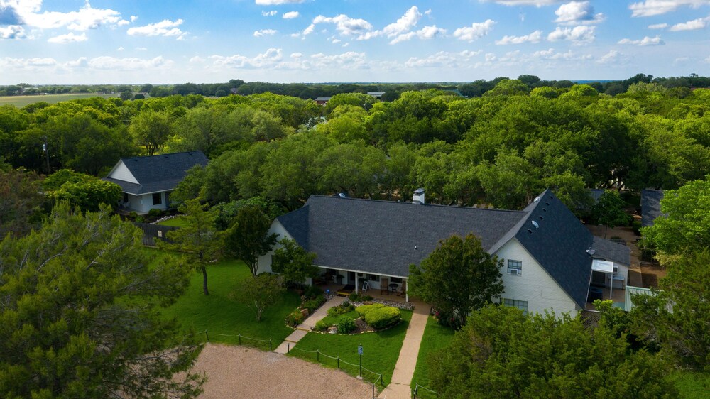 The 5 bedroom Gathering House with pool just 15 minutes outside of Waco