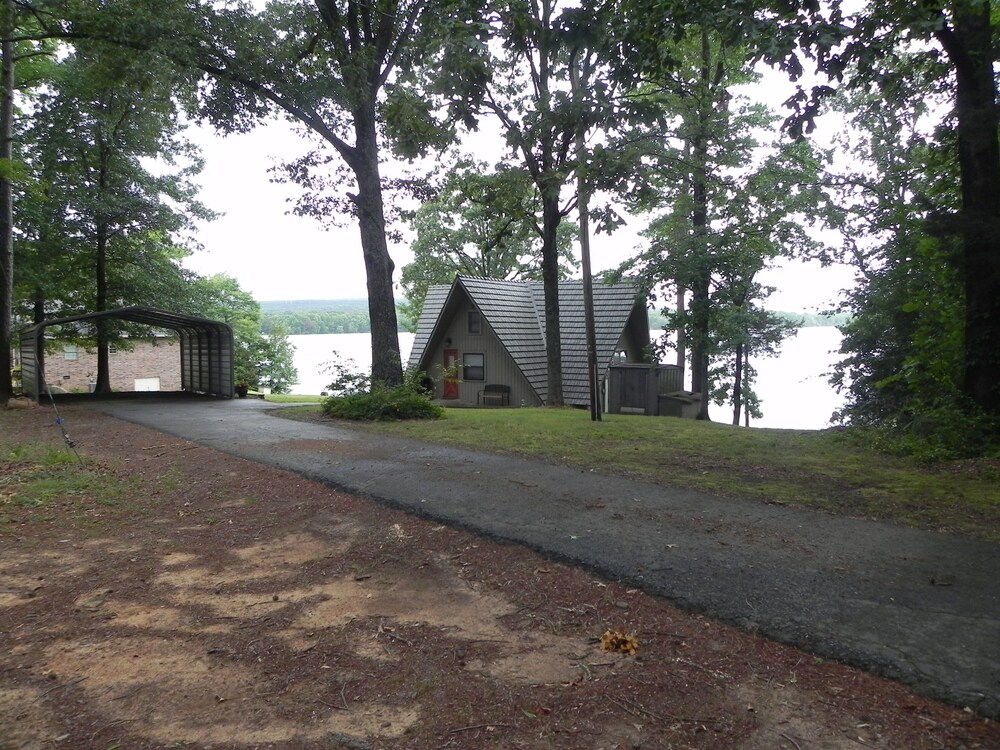 Lake Dardanelle Lakefront Cabin, Dardanelle, AR Vacation Rental Cabin