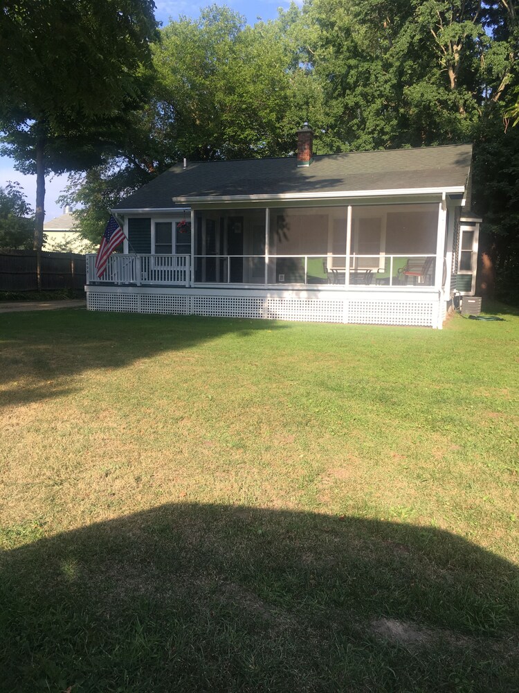 John's Beachside Cottage -- Short Walk To Terrific Lake Michigan Beach