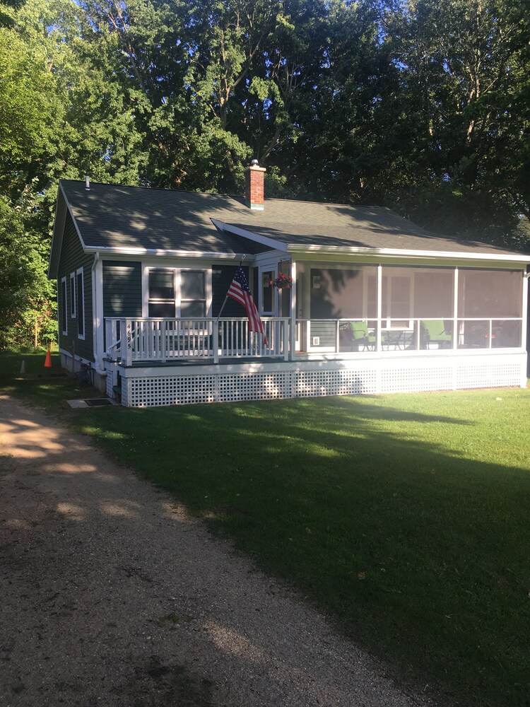 John's Beachside Cottage -- Short Walk To Terrific Lake Michigan Beach