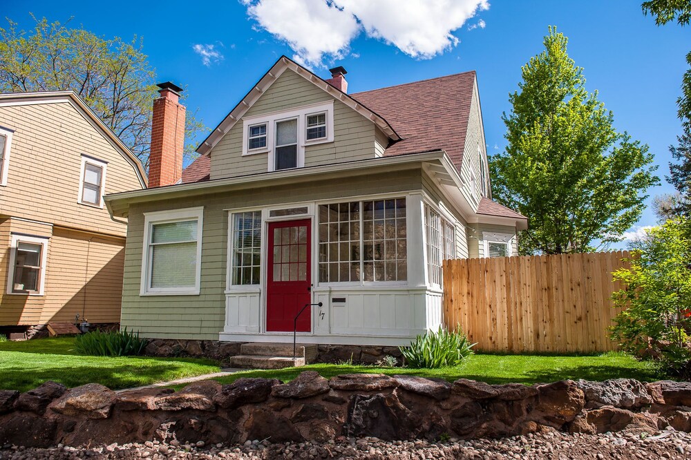 Cozy Downtown Cottage With Hot Tub In Colorado Springs Hotel