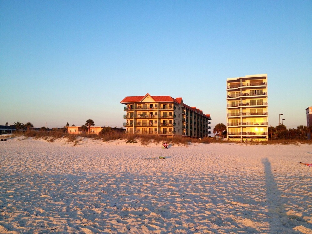 BEACH FRONT CONDO ON  ST PETE BEACH MARCH APRIL DATES AVAILABLE BOOK NOW !!!