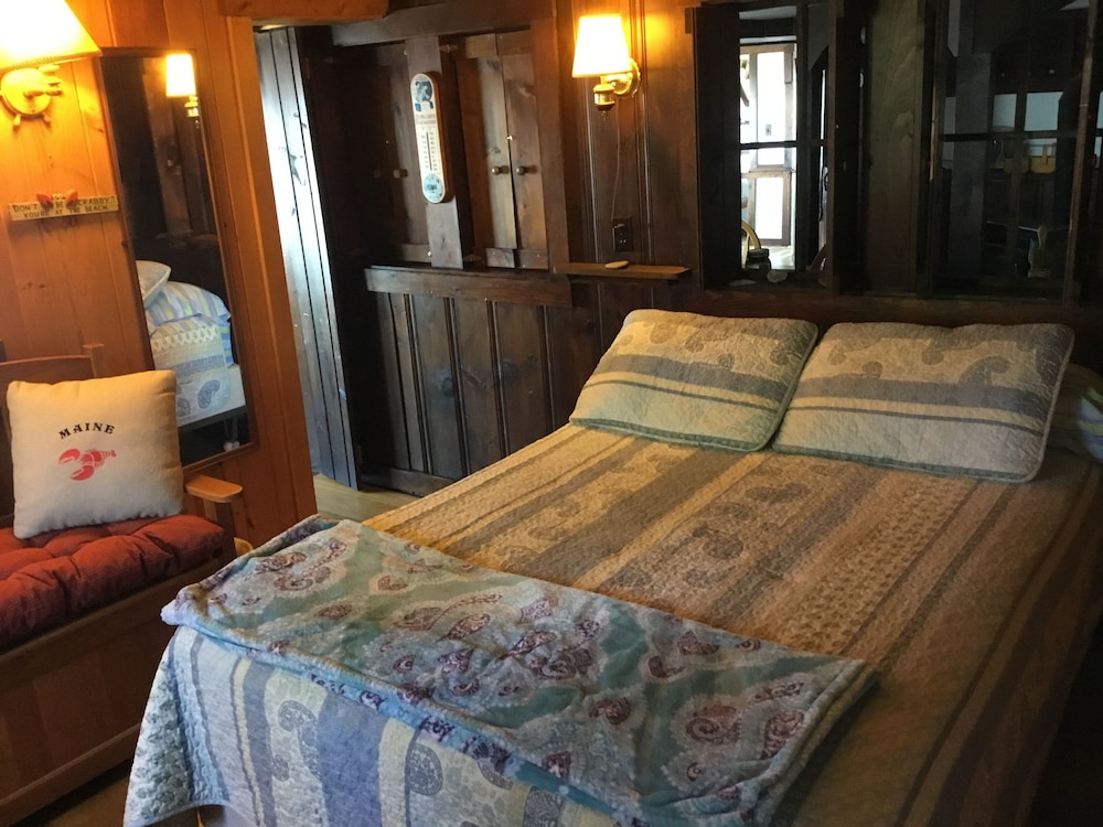 Cozy Ocean View Cottage with Deck, Pet Friendly in Potts Harbor