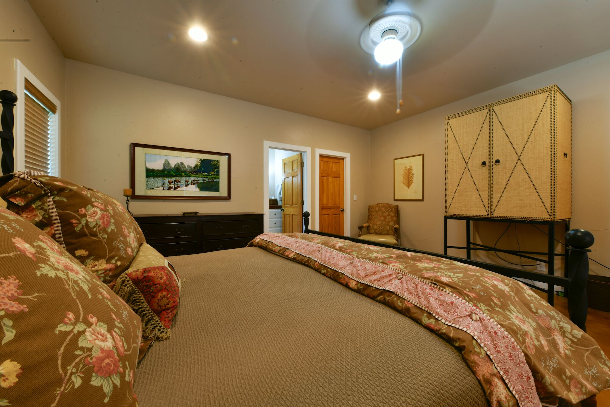 Spacious, well-appointed home with magnificent hill county vista in Marble Falls, United States