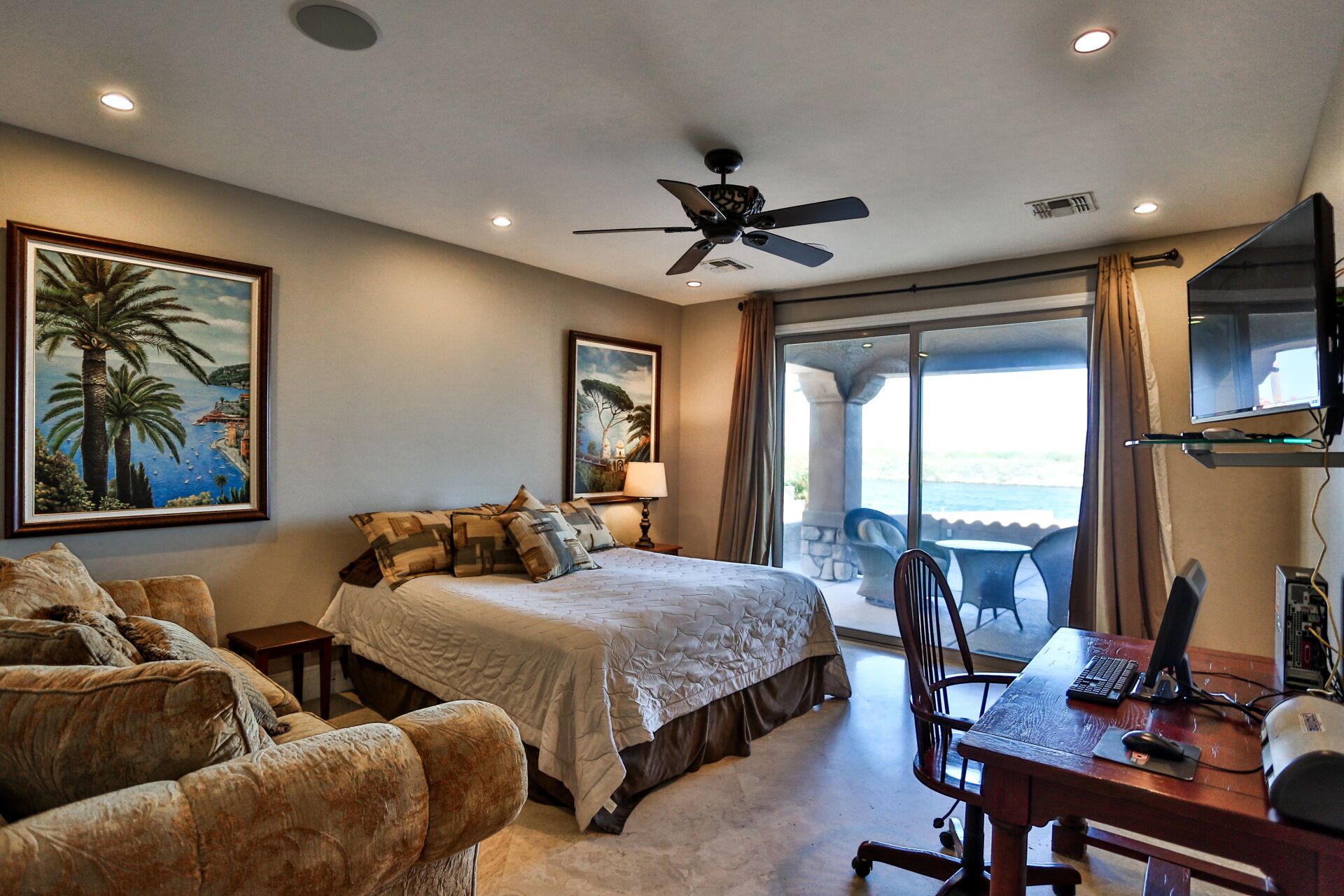 Luxurious Riverfront Home W/ Private Beach & Waterfront Bar in Bullhead City, United States