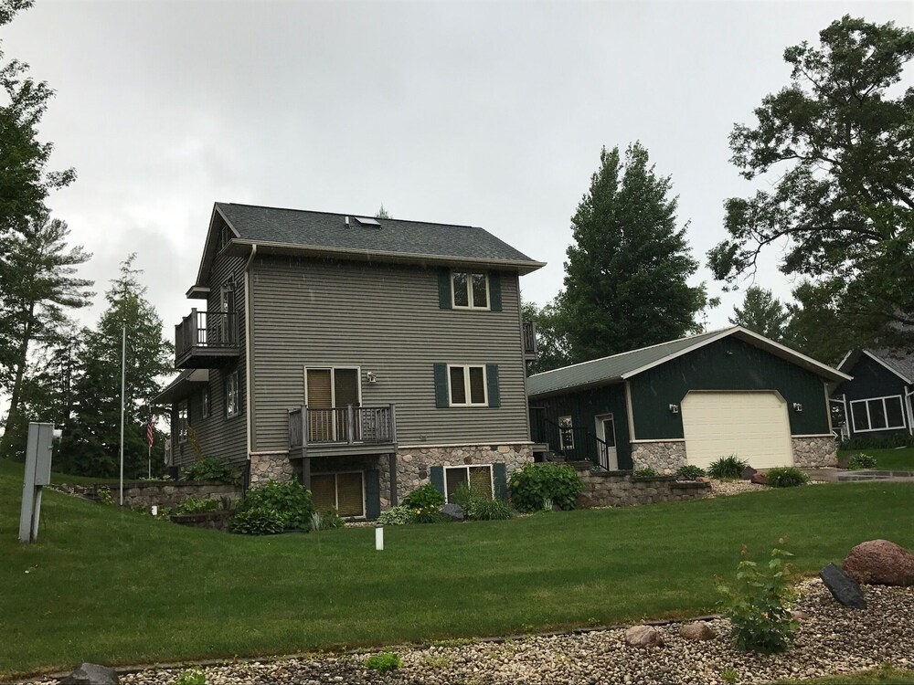 Lake Home With 3 kayaks and a Deluxe Pontoon Available