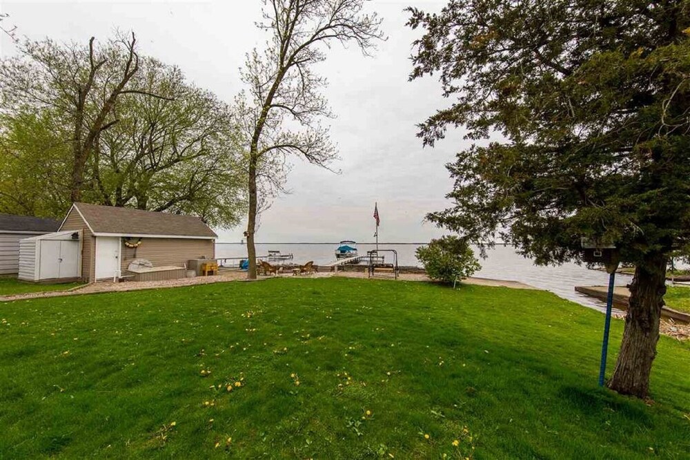 Beautiful Lakefront Home Outstanding Sunsets Includes Hot Tub! in