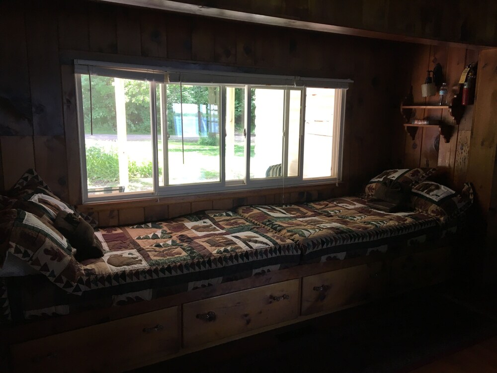 Beautiful Nostalgic lodge style log Cabin On Sullivan Lake. Free use of