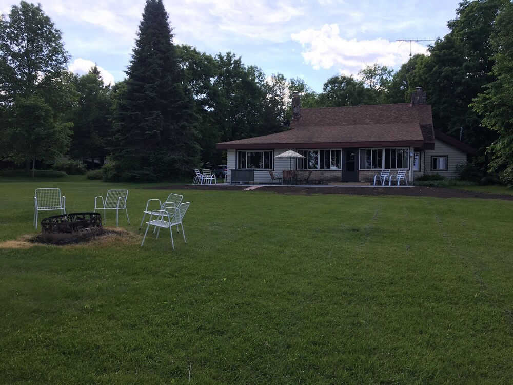 Beautiful Nostalgic lodge style log Cabin On Sullivan Lake. Free use of