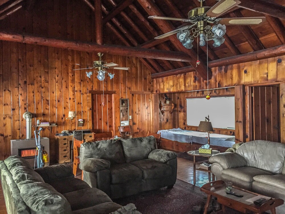 Beautiful Nostalgic lodge style log Cabin On Sullivan Lake. Free use of