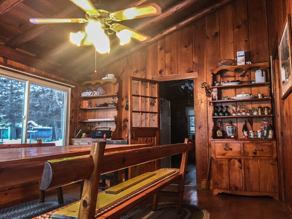 Beautiful Nostalgic lodge style log Cabin On Sullivan Lake. Free use of