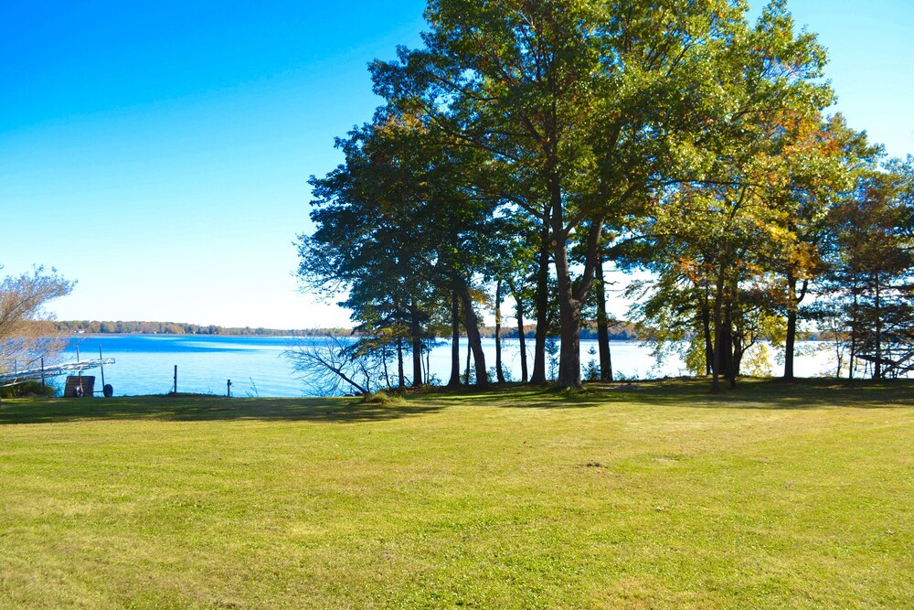 Beautiful Nostalgic lodge style log Cabin On Sullivan Lake. Free use of