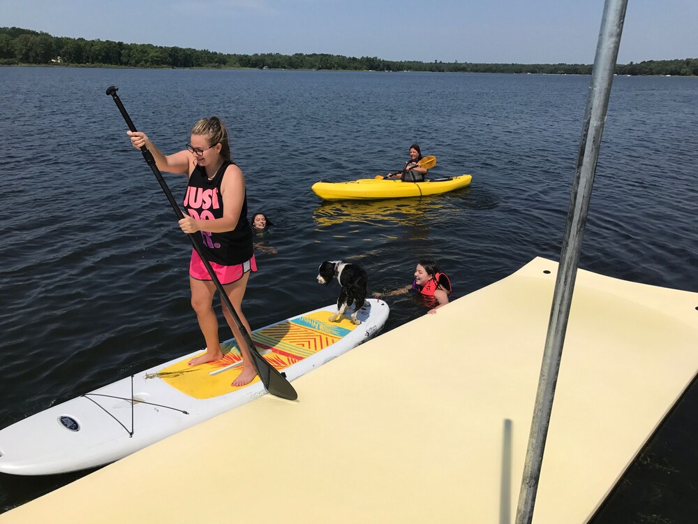 Beautiful Nostalgic lodge style log Cabin On Sullivan Lake. Free use of