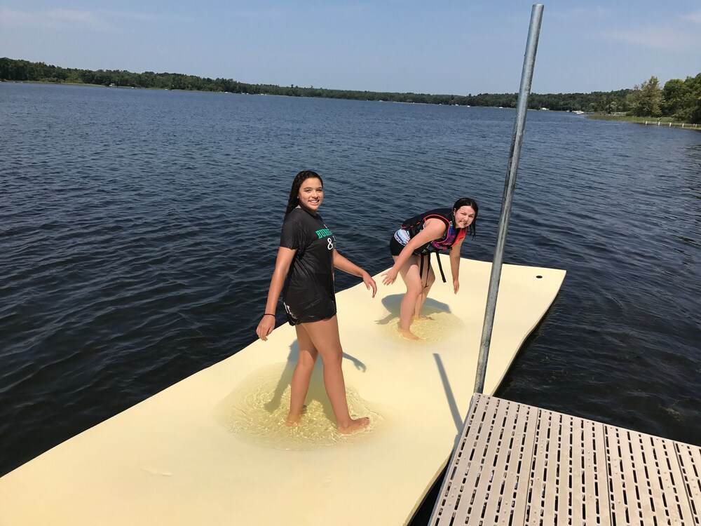 Beautiful Nostalgic lodge style log Cabin On Sullivan Lake. Free use of