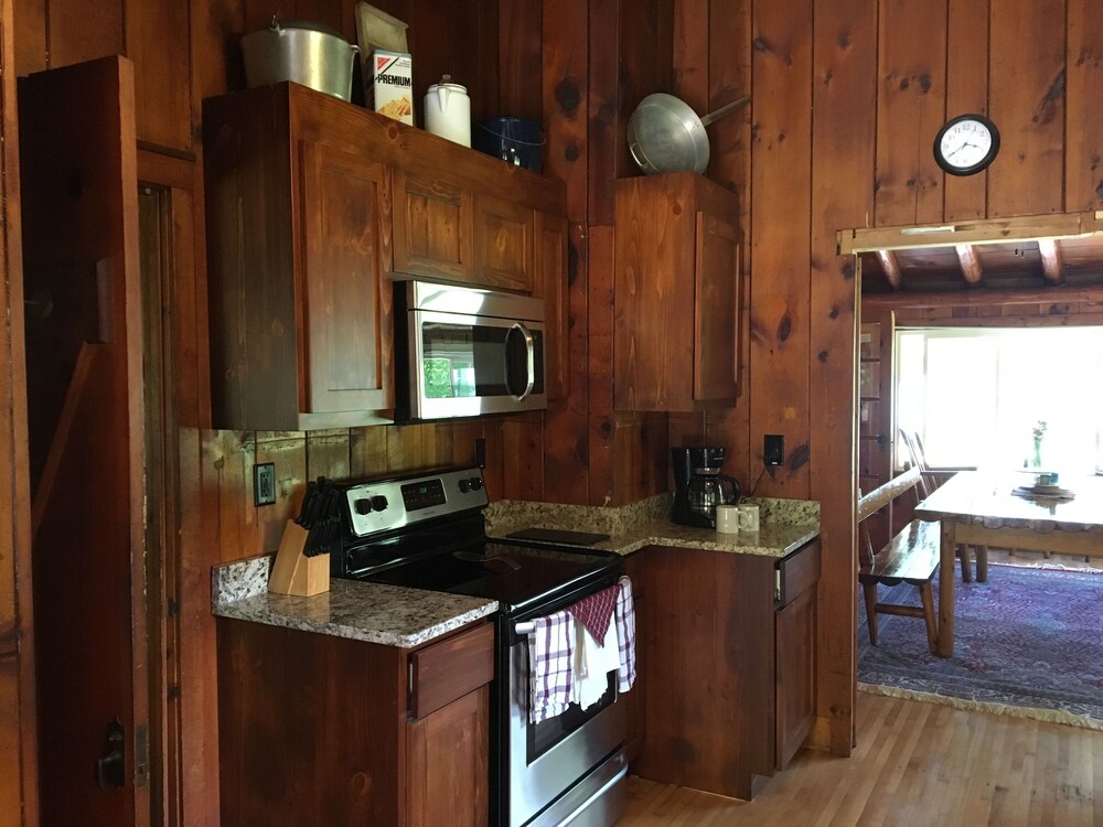 Beautiful Nostalgic lodge style log Cabin On Sullivan Lake. Free use of