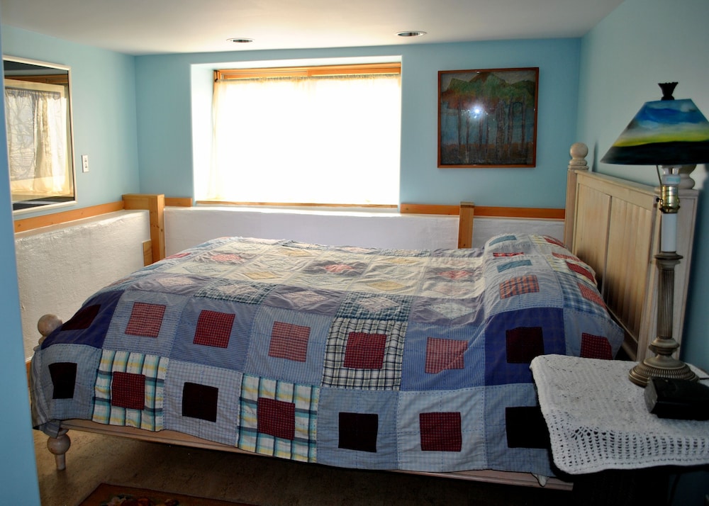 Mapleton Hill Artists Colorful Apartment in Home Boulder