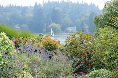 Great Place to stay Luxury, Waterfront Home, on Acreage. Perfect For Family Reunion or Vacation near Bainbridge Island