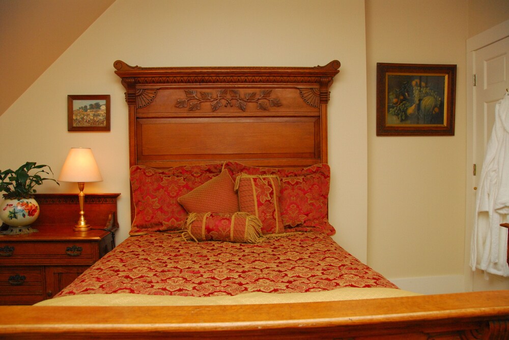 Comfortable Elegance in the Heart of Downtown Newberg Newberg Vrbo