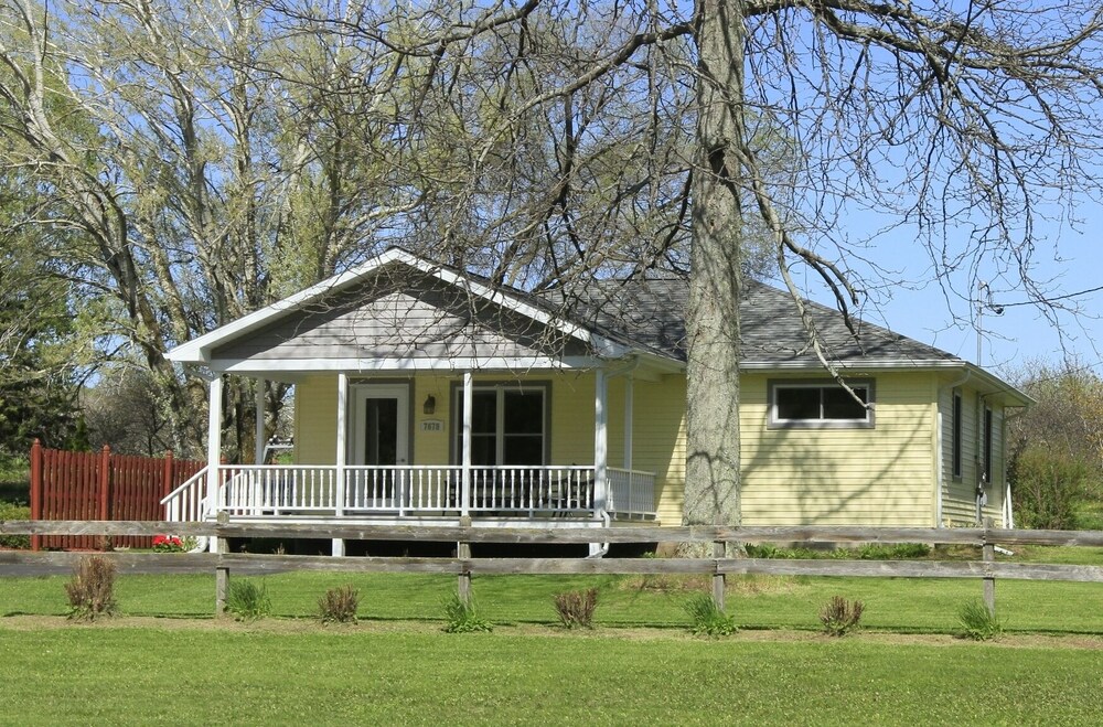 THE YELLOW HOUSE IN EGG HARBOR Premier Status, Walk to all Egg Harbor