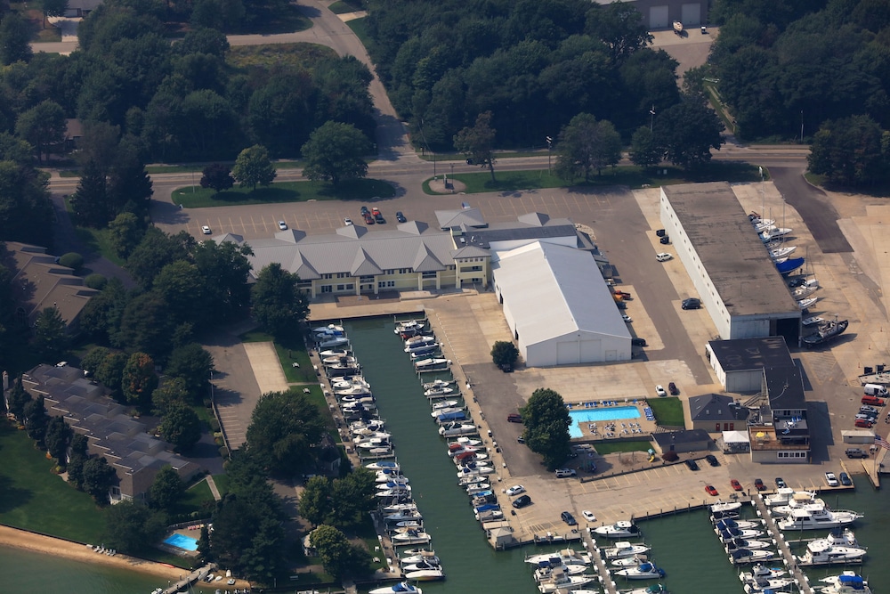 Staterooms 2N, Waterside View, heated pool, near Holland State Park Beach