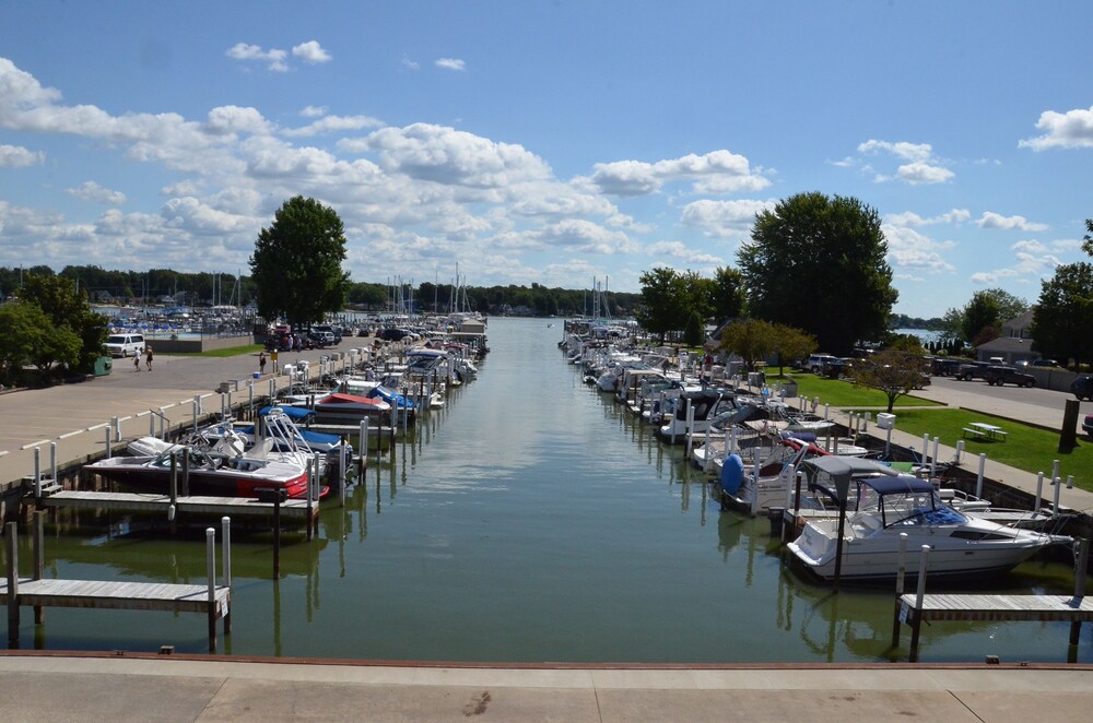 Staterooms 2N, Waterside View, heated pool, near Holland State Park Beach