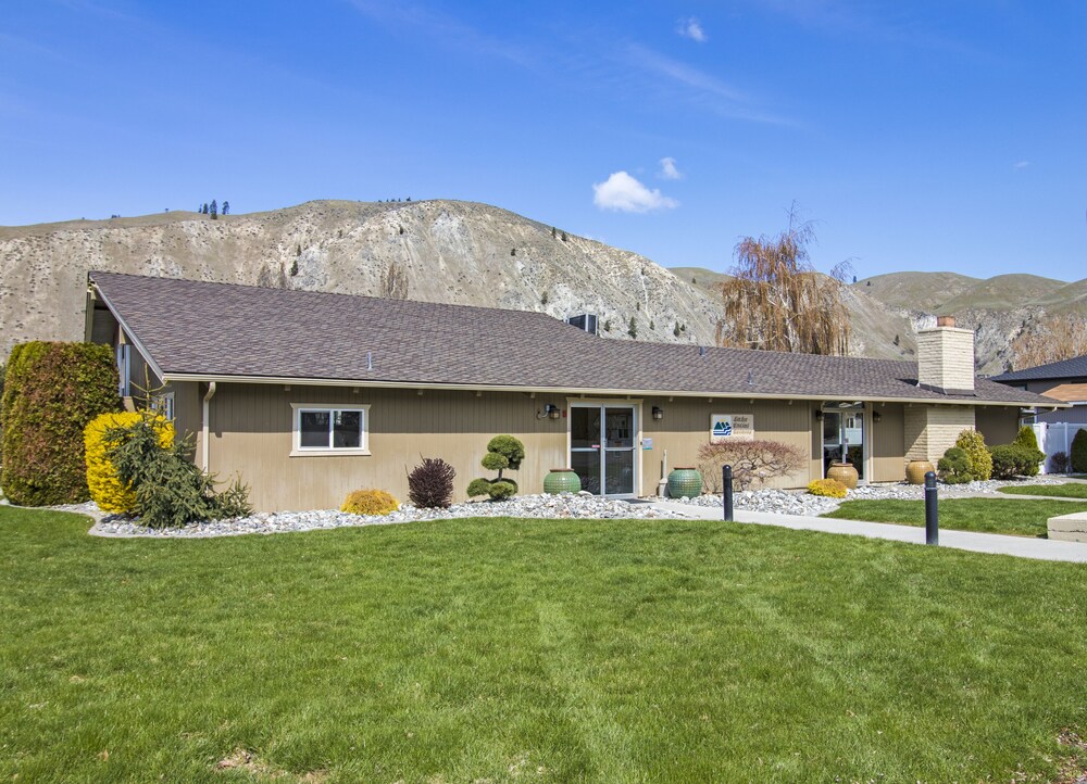 Immaculate Sun Cove/lake Entiat Home With Unparalleled Lake & Mountain