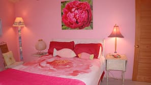 2 bedrooms, iron/ironing board, WiFi, linens